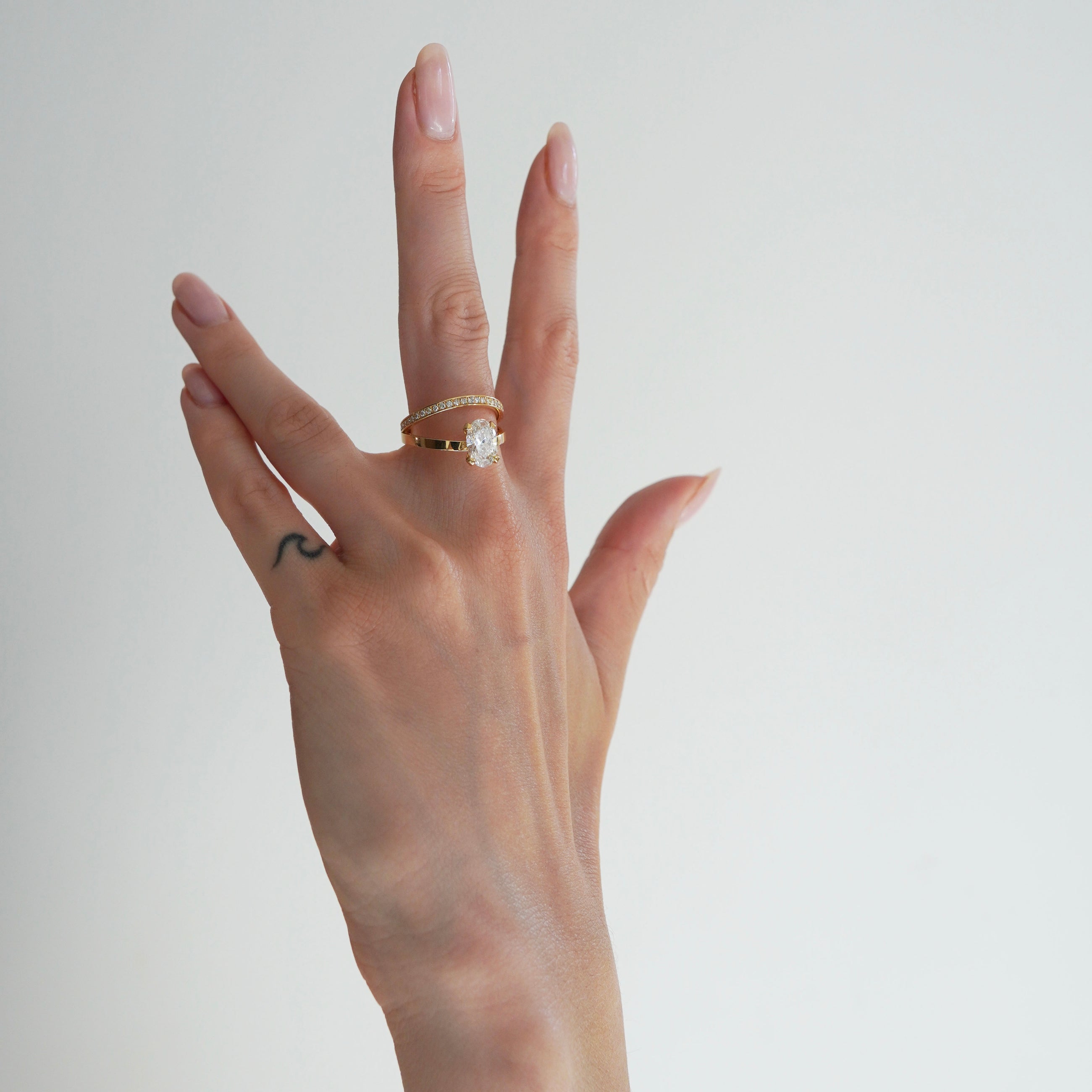 Reflection ring oval on the finger