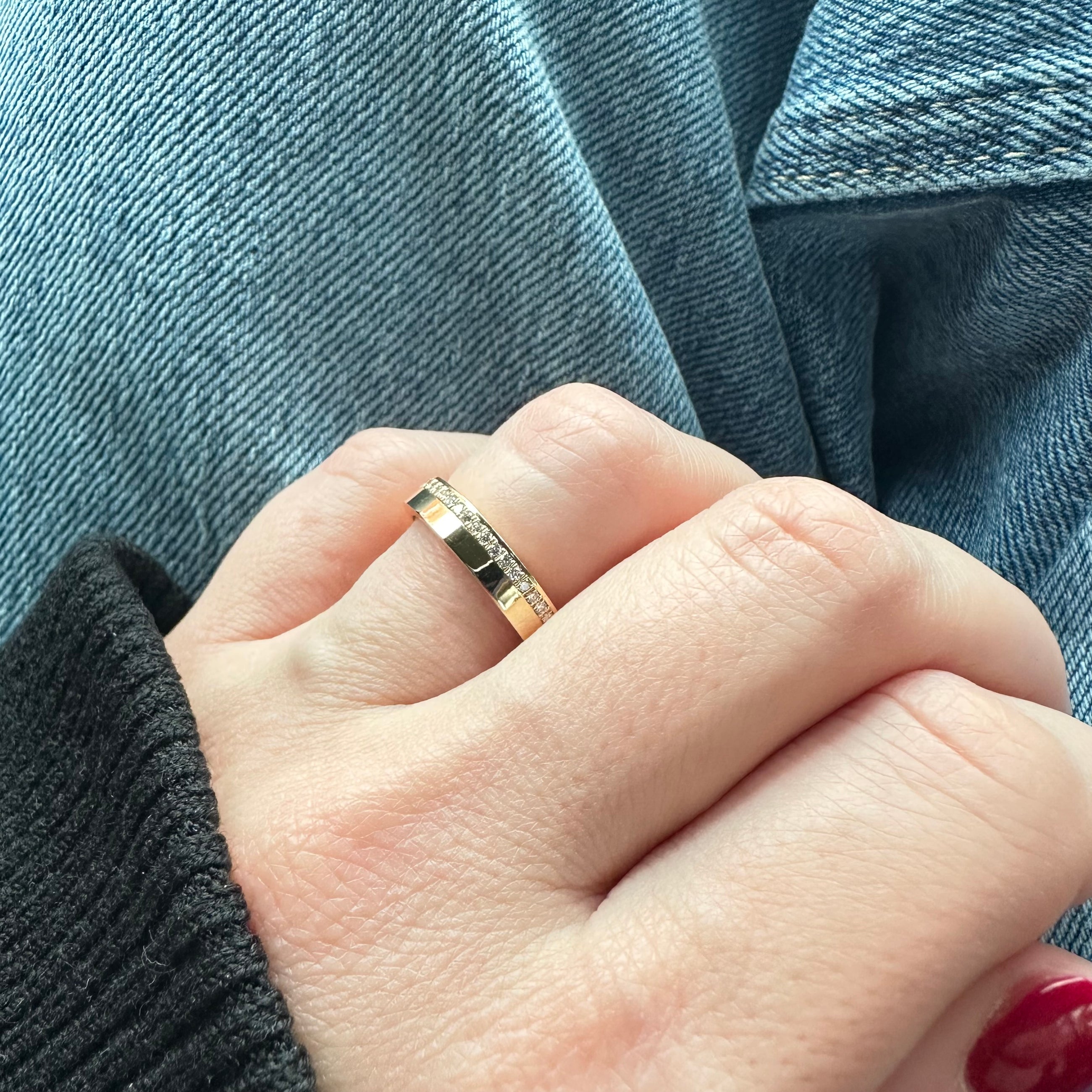 Single diamonds row ring