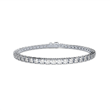 Tennis bracelet with diamonds by Formes Fine Jewelry with perfect closure
