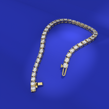 Tennis bracelet with diamonds by Formes Fine Jewelry with perfect closure